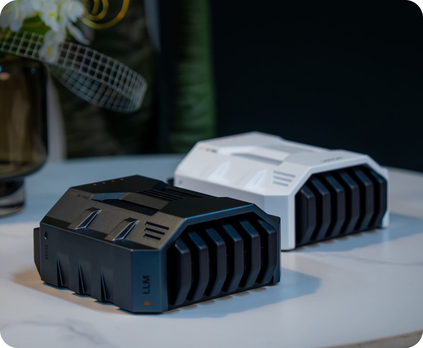 懒猫 AI 算力舱 70B大模型 275TOPS 星辰灰