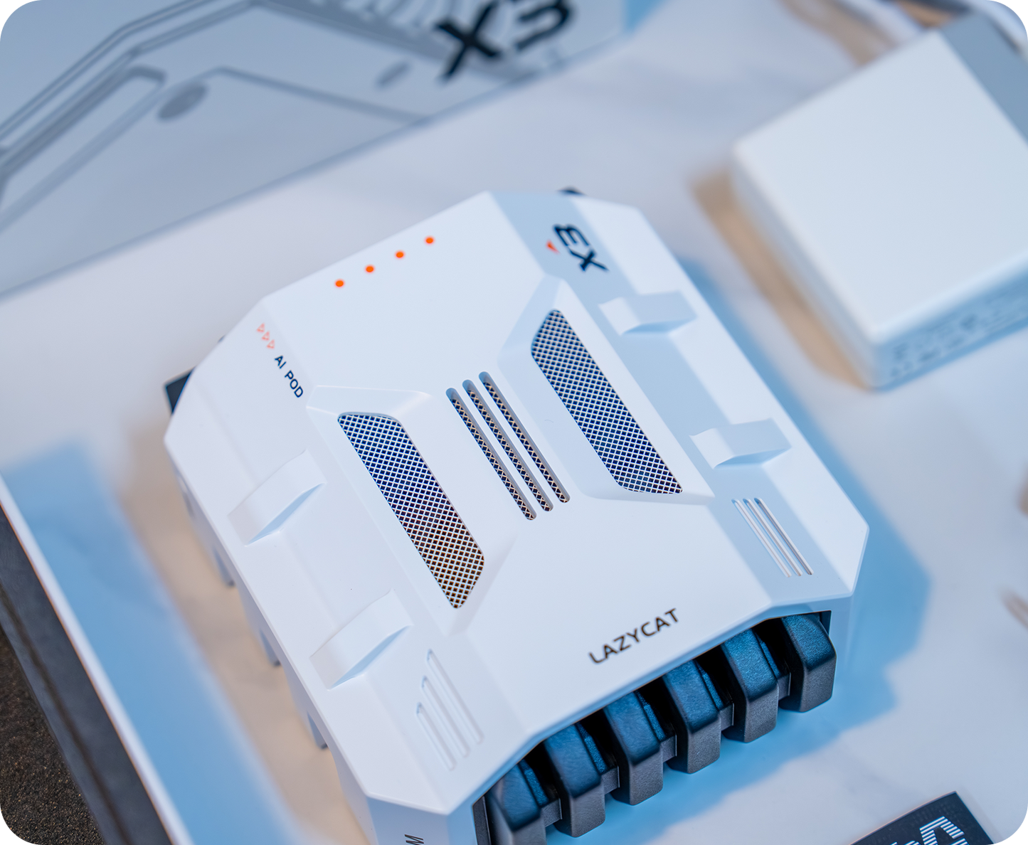 懒猫 AI 算力舱 70B大模型 275TOPS 太空白